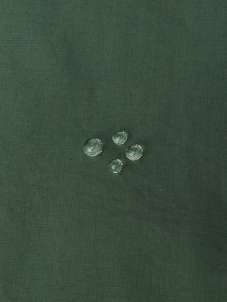 Lightweight fabric with water-repellent properties