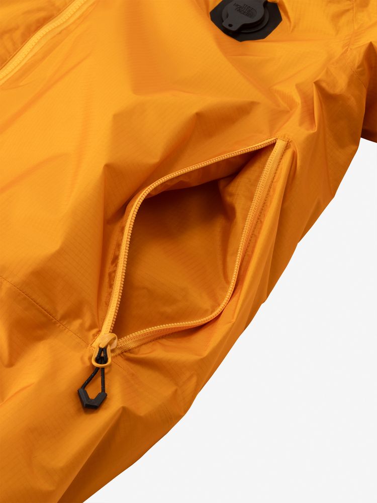 Zipper pockets are placed on both sides.