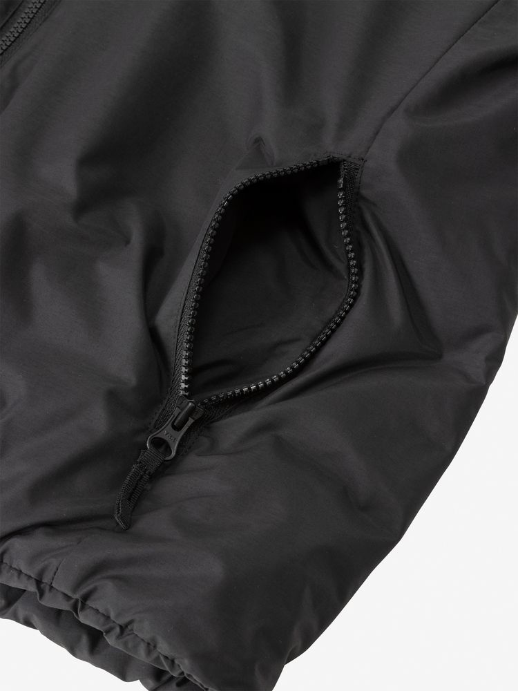 Zipper pockets are placed on both sides