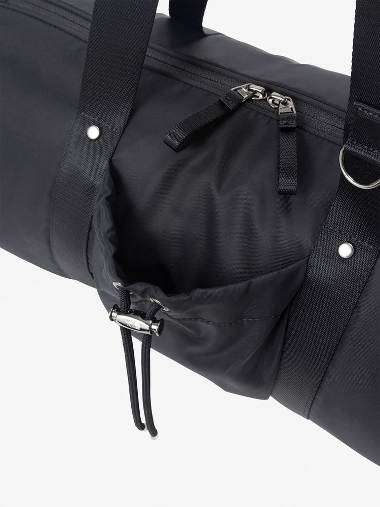 Front gathering pocket that opens and closes with a drawcord