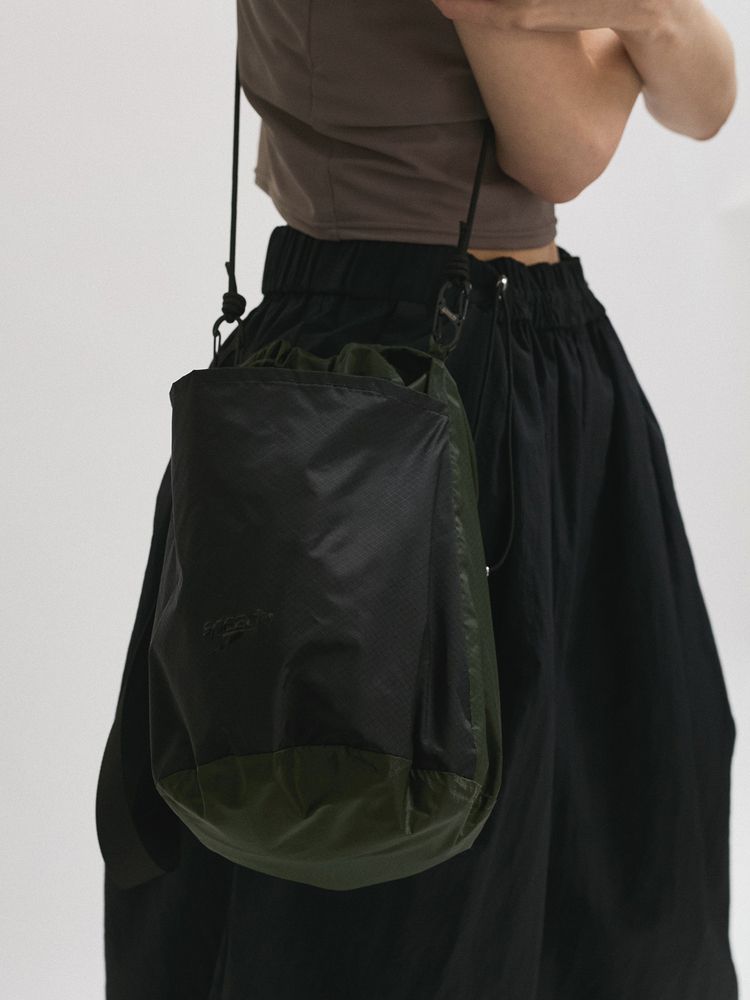 Speedo(スピード) ｜アダムエロペ×スピード ウォータープルーフパースバッグ（ユニセックス）