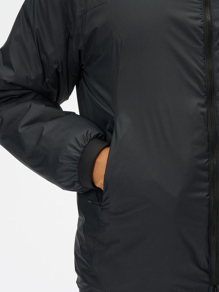 The zippered pockets located on both sides serve as hand warmers.