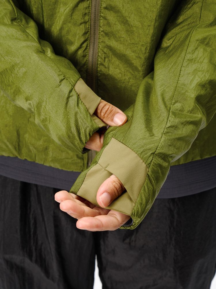 By adopting a thumb hole design at the cuffs, you can reduce excess fabric at the cuffs during running.
