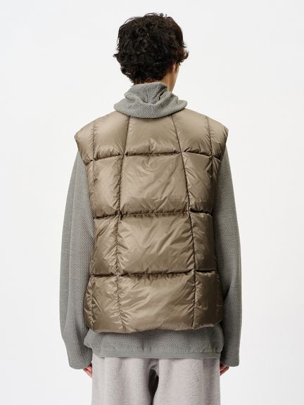 ダウンベスト 公式・限定】Goldwin 0 スリーディメンショナルダウンライト